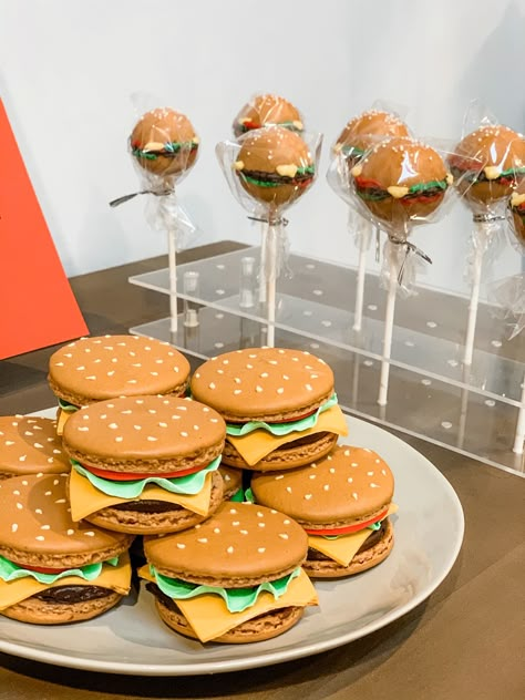 Burger King Theme Party, Burger Cakes Birthday, Cheeseburger Themed Birthday, Burger Theme Party, Burger Cake Tutorial, Burger King Birthday Party, Good Burger Birthday Party, Hamburger Birthday Party, Fast Food Birthday Party