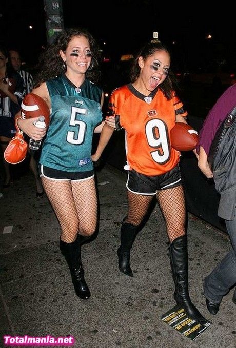 celebrity halloween costumes - Google Search: Football Player Halloween Costume, Friend Halloween Costumes, Costumes For Teenage Girl, Best Friend Halloween, Teen Halloween, Celebrity Costumes, Celebrity Halloween, Costumes College, Bff Halloween Costumes