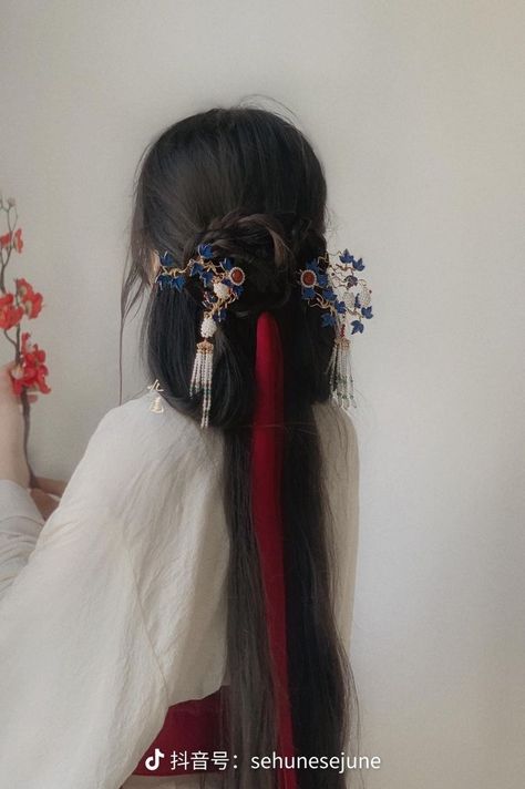 Black Hair, Wattpad, Hairstyles, Flowers, Red, Hair, Blue, White, Black