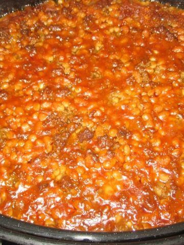 Baked Beans With Hamburger, Cowboy Baked Beans, Mennonite Recipes, Cowboy Beans, Corn Fritters, School Cafeteria, Amish Recipes, Beans Recipe, Baked Beans