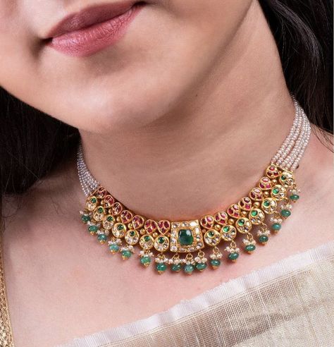 New Modal Neck Designs Gold, Chokar Pendent Set In Gold, Indian Wedding Jewelry Sets, Antique Necklaces Design, Choker Necklace Designs, Pearl Jewelry Design, Gold Jewelry Simple Necklace, Pearl Necklace Designs, Jewelry Set Design