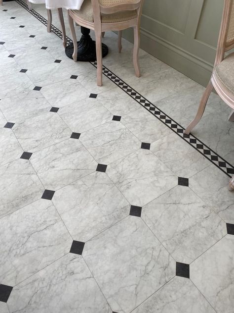 Black And White Foyer Floor, Laundry Room Marble Floor, Patterned Marble Floor, Hall Floor Tile Design, Harlequin Tile, Colonial Chic, Marble Floor Pattern, Italian Marble Flooring, Claridges Hotel