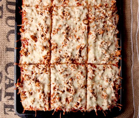 Rectangle Cafeteria Pizza | School Lunch Copycat - Brownie Bites Blog School Cafeteria Breakfast, Pizza School Lunch, Cafeteria Breakfast, Preschool Meals, Cafeteria Pizza, Cafeteria Lunch, School Cafeteria Food, Homemade School Lunches, Lunch Pizza