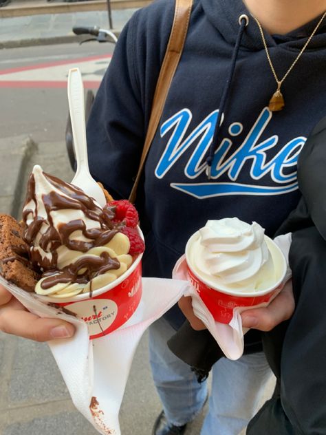 frozen yoghurt w/ bestie #frozenyoghurt #aesthetic #besties Frozen Yogurt Date Aesthetic, Frozen Yogurt Date, Frozen Yoghurt Aesthetic, Frozen Yogurt Aesthetic, Bestie Adventures, Aesthetic Besties, Yummy Ice Cream, Frozen Yoghurt, Dessert Pictures