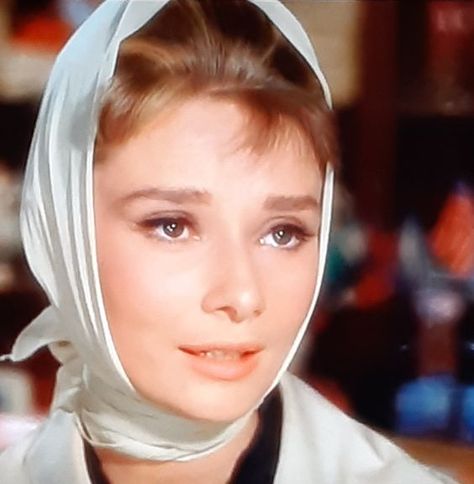 Head Scar, Audrey Hepburn Audrey Hepburn Scarf, 70s Hair And Makeup, Grace Kelly Style, Audrey Hepburn Photos, Audrey Hepburn Quotes, Head Scarf Tying, Marilyn Monroe Fashion, Audrey Hepburn Style, Silk Headscarf