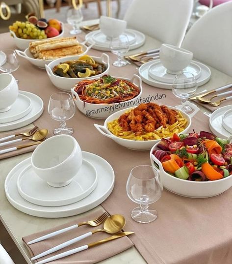 Lunch Table Settings, Ramadan Recipes Iftar, Best Korean Food, Food Display Table, Amazing Food Platters, Food Set Up, Tafel Decor, Party Food Buffet, Catering Ideas Food