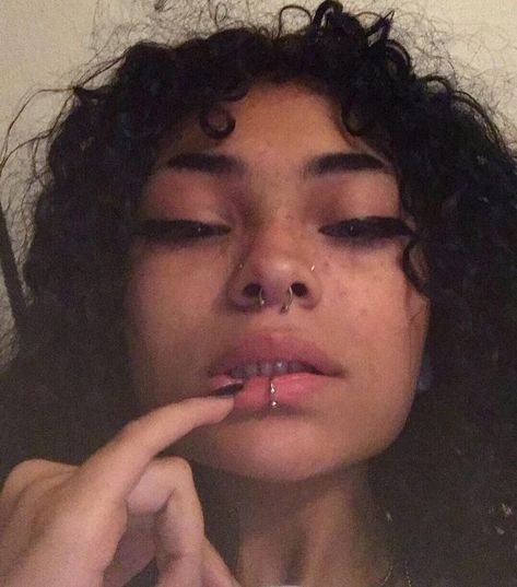 Spiderbite Piercings, Piercing Face, Double Nose Piercing, Frizzy Curly Hair, Septum Piercings, Face Piercings, Cool Piercings, Nose Piercing Jewelry, Cute Piercings