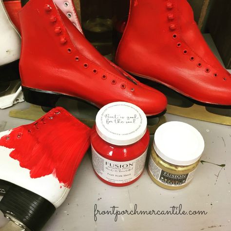 Painted Ice Skates, Christmas Skating, Simple Holiday Decor, Christmas Ice Skates, Hockey Skates, Easy Holidays Crafts, Princess Diy, Ice Skates, Fusion Mineral Paint