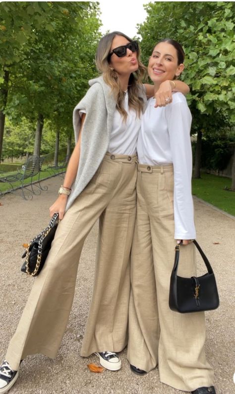 Wide Leg Pants Street Style, Wide Leg Trousers Outfit, Camel Pants, Trousers Outfit, Office Casual Outfit, Elegant Attire, Outfits Chic, Casual Sport, Preppy Casual