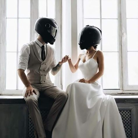 Car Themed Wedding, Motorcycle Couple Pictures, Bike Wedding, Motorcycle Wedding, Biker Wedding, Biker Couple, Motorcycle Couple, Hot Biker Guys, Motocross Love