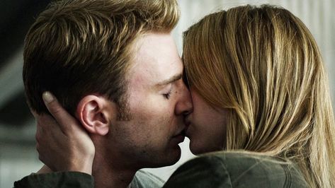 Steve Rogers and Sharon Carter kiss Captain America Kiss, Chris Evans Kiss, Chris Evans Girlfriend, Chris Evans Tumblr, Chris Evans Shirtless, The Hollow Crown, Chris Evans Funny, Steven Grant Rogers, Sharon Carter