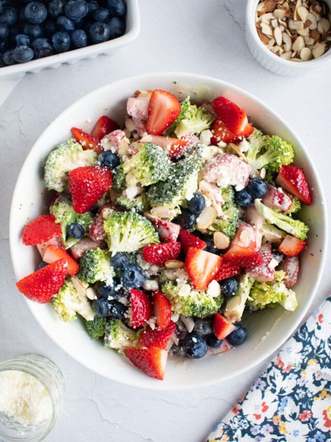 Strawberry Blueberry Broccoli Salad Story - Make the Best of Everything Blueberry Salad Recipes, Blueberry Goat Cheese, Strawberry Vinegar, Toasted Coconut Chips, Blueberry Salad, Raw Broccoli, Broccoli Salad Recipe, Salad Toppings, Coconut Chips