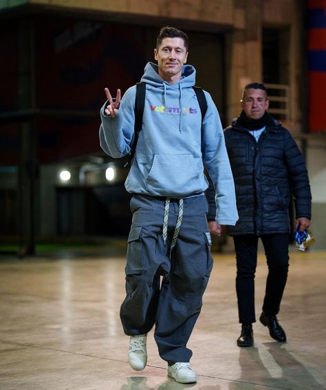 Fc Barcelona Wallpapers, Barcelona Soccer, Robert Lewandowski, Fc Barcelona, Soccer Players, Boyfriend Material, Mens Fitness, Barcelona, Soccer