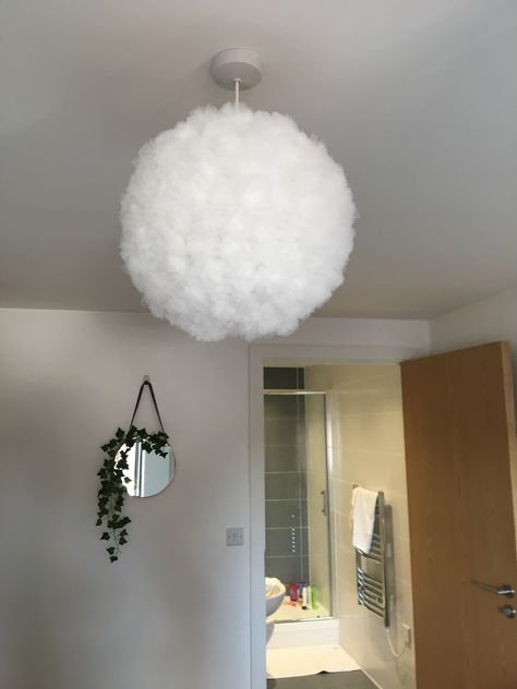 DIY tulle pom pom lampshade Pom Pom Lamp Shade, Grey Room Decor, Tulle Pom Pom, Diy Tulle, Tulle Poms, Ideas Decoracion, Diy Lampe, Preppy Room Decor, Grey Room