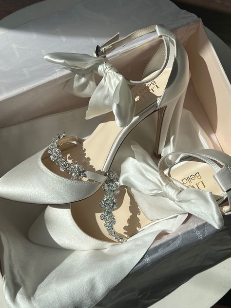 Wedding Sneakers For Bride, Pretty Heels, Fashion Shoes Heels, Shoes Outfit Fashion, Beautiful Heels, Wedding Hijab, Bridal Heels, Wedding Shoes Heels, Heels Classy