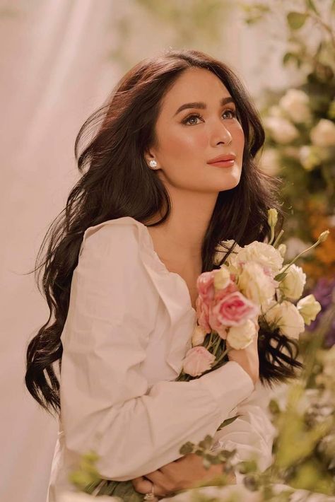 Pre Debut Photoshoot, Art Exercises, Heart Evangelista, Bentuk Alis, Debut Photoshoot, Bridal Makeup Natural, Bridal Makeup Looks, Holding Flowers, Bouquet Of Flowers