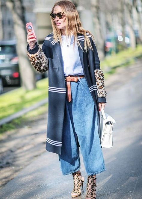 Navy Trousers Street Style, Hip Outfits For Women, Blue Fall Outfits For Women, Navy Blue Winter Outfit, Big Hips Outfit Ideas, Women’s Street Style, Wide Leg Street Style, White Dress Pants Outfit, Styling Wide Leg Jeans