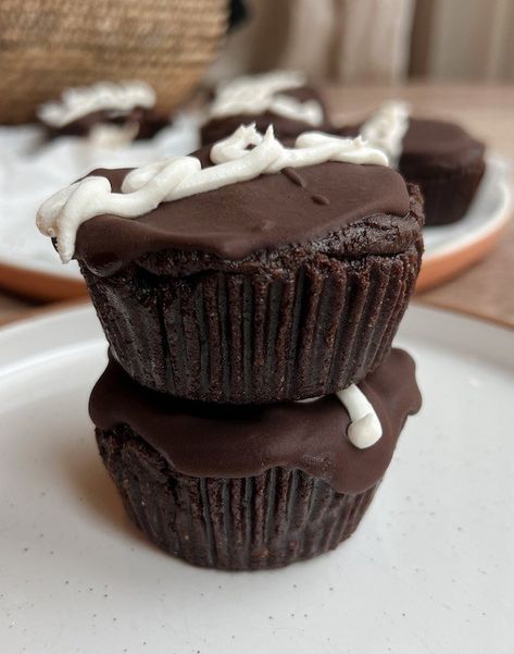 Unreal No Bake Healthy Hostess Cupcakes - Upbeet & Kaleing It Low Cholesterol Cupcakes, Sweet Treat Healthy, Healthier Cupcakes, Low Calorie Baked Goods, Healthy Cupcake Recipes Low Calories, Low Calorie Chocolate Cupcakes, Hostess Chocolate Cupcake Recipe, Hostess Cupcakes, Healthy Cupcakes