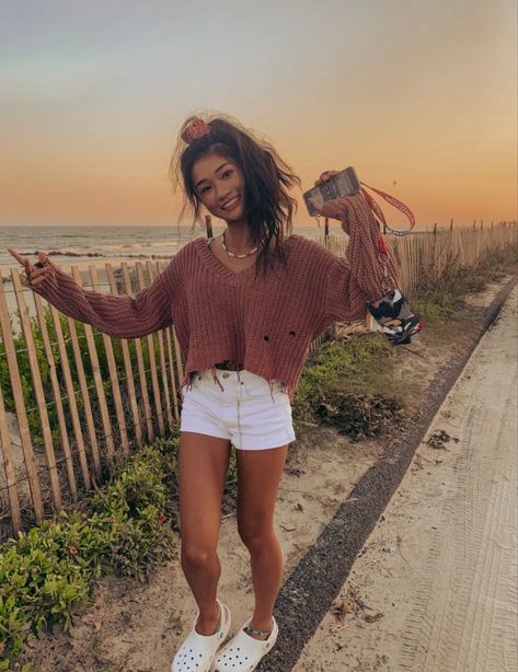 Summer Astetics Fashion, Beach School Outfit, Crocs And Shorts Outfit, Crocs Beach Outfit, Summer Outfits With Crocs, Vsco Outfit Summer, Crocs Summer Outfits, Cute Outfits Summer Aesthetic, Visco Outfits