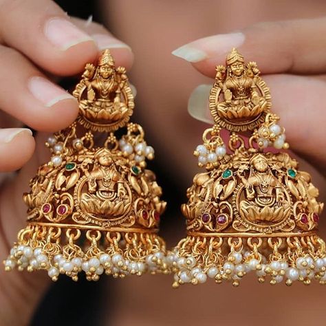 Tips To Look Breathtakingly Beautiful in Bridal Jewellery Temple Jewellery Earrings, Beautiful Bridal Jewelry, Antique Necklaces Design, Gold Jewelry Outfits, Gold Earrings Wedding, Handmade Gold Jewellery, Jewelry Set Design, Antique Bridal Jewelry, Real Gold Jewelry