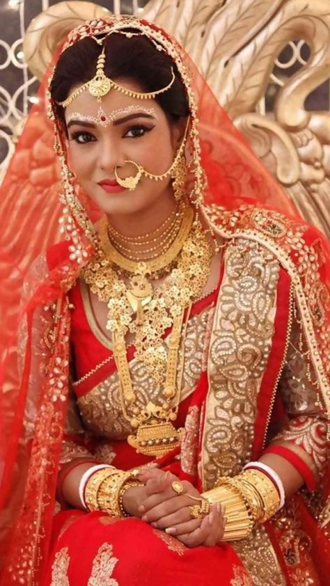 In this article, discover traditional wedding dresses from different parts of the world. Absolutely beautiful! Click on the picture for more info! #JJsHouse #JJsHouseofficial #weddingdresses #tradition #blogarticle #tradionaldress #wedding #bride #beautifuldresses #love Bengali Wedding Dress, भारतीय दुल्हन संबंधी, Indian Wedding Bride, Indian Wedding Photography Couples, Indian Bridal Photos, Bengali Bride, Indian Wedding Photography Poses, Bengali Wedding, Indian Bridal Fashion