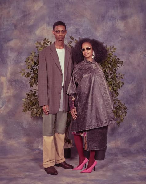 Balenciaga has reached peak Balenciaga—you need to see this offbeat new campaign. Awkward Family Portraits, Jimmi Simpson, Normcore Fashion, Balenciaga Arena, Balenciaga Spring, Balenciaga Men, Awkward Family Photos, 사진 촬영 포즈, Balenciaga Mens