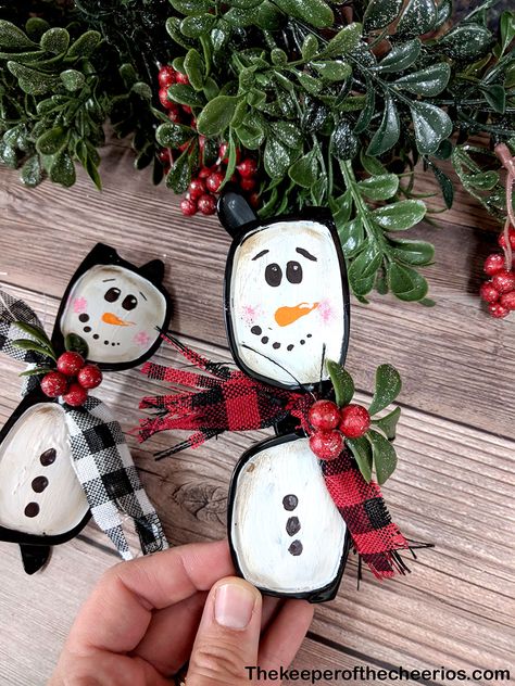 Snowman Sunglasses, Snowman Ornaments Diy, Button Snowman, Diy Christmas Snowman, Christmas Bazaar Crafts, Diy Snowman Ornaments, Diy Christmas Ornaments Easy, Bazaar Crafts, Handmade Christmas Crafts