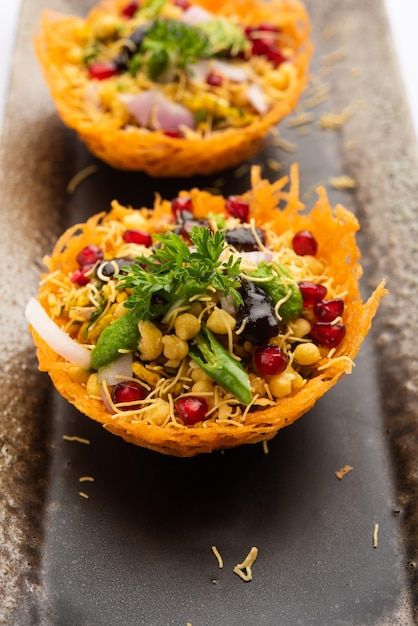 Aloo tokri chaat or potato basket stuffe... | Premium Photo #Freepik #photo #chaat #kachori #indian-snacks #puri Mumbai Recipes, Papri Chaat Recipe, Katori Chaat, Chats Recipe, Sev Puri, Mumbai Street, Puri Recipe, Puri Recipes, Indian Appetizers