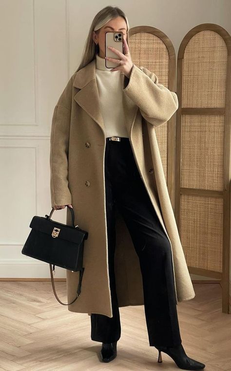 Oldmoney Outfit Woman Winter, Beige Mantel Outfit, Beige Coat Outfit Classy, Longline Coat Outfits, Camel Coat Outfit Winter Style, Beige Coat Outfit, Beige Winter Coat, Classic Chic Outfits, Long Beige Coat