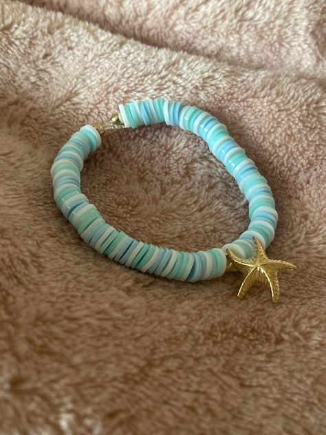 It's a blue ocean themed clay bead bracelet. Starfish Clay Bead Bracelet, Blue Bracelets Diy, Clay Bracelet Ideas Beach, Summer Clay Bracelet Ideas, Clay Bead Bracelet Ideas Aesthetic Beach, Summer Clay Beads Bracelet Ideas, Blue Clay Bead Bracelets, Bracelet Inspo Clay Beads, Clay Bead Bracelets Ideas