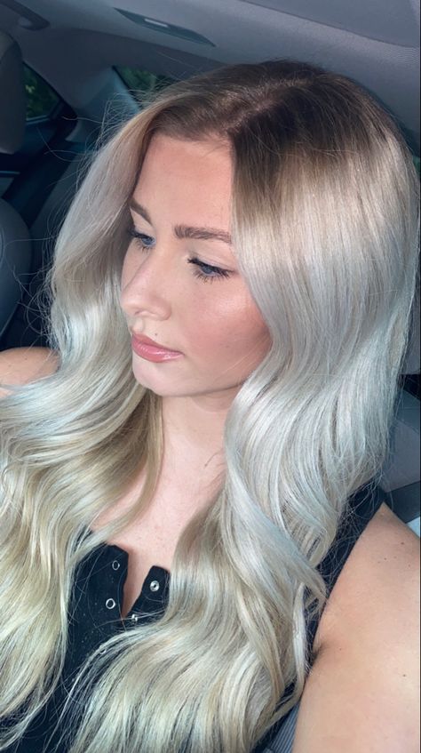 Grown Out Roots Colored Hair, Hair With Dark Roots, Blonde With Dark Roots, Blonde Hair Extensions, Highlights Blonde, Dark Roots Blonde Hair, Ash Blonde Hair, Platinum Hair, Blonde Hair Shades