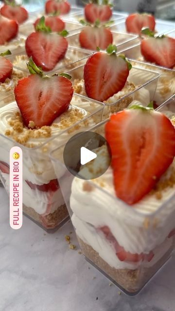 Strawberry Cheesecake Recipe Easy, Strawberry Cheesecake Cups, Mini Strawberry Cheesecake, Churro Cheesecake, Strawberry Cheesecake Recipe, Cheesecake Lovers, Cheesecake Cups, Desserts Cake, Easy Cheesecake Recipes