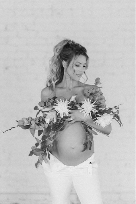 Diy Maternity Photos Flowers, Maternity Photoshoot With Flowers, Flower Maternity Pictures, Maternity Photography With Flowers, Maternity Shoot Flowers, Maternity Flower Photoshoot, Flower Maternity Shoot, Studio Pregnancy Photoshoot, Photoshoot With Flowers