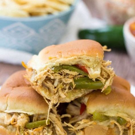 Chicken Fajita Sliders - Tornadough Alli Chicken Gorditas, Fajita Sliders, Cheesy Broccoli Rice Casserole, Chicken Peppers, Fajita Chicken, Easy Dinner Casseroles, Chili Chicken, Chicken Sliders, Slider Buns