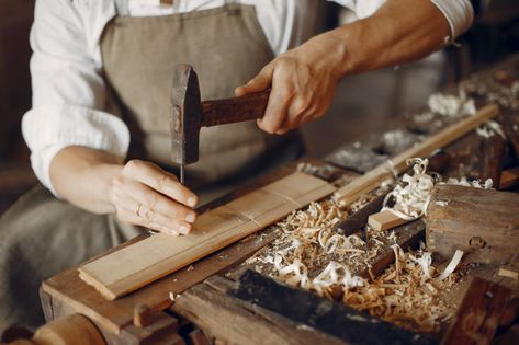 Handsome carpenter working with a wood Free Photo | Free Photo #Freepik #photo #freewood #freehand #freeline #freeman Learn Carpentry, Carpentry Services, Carpentry Workshop, Carpenter Work, Woodworking Books, Custom Woodworking, Chaise Bar, Woodworking Tips, Carpentry