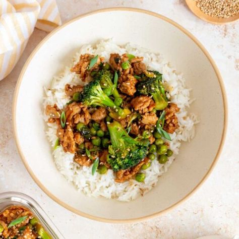 Ground Chicken and Broccoli Stir Fry - Carmy - Easy Healthy-ish Recipes Honey Sriracha Ground Chicken, Ground Chicken And Broccoli, Chicken And Broccoli Stir Fry, Airfryer Breakfast, Broccoli Crowns, Broccoli Stir Fry, Stir Fry Noodles, Chicken And Broccoli, Beef Stir Fry