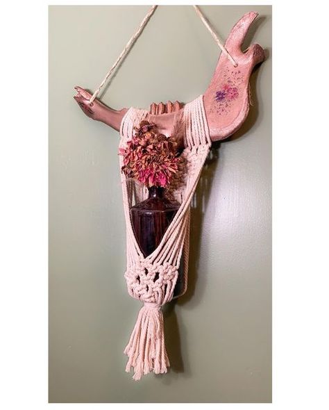 Bone Macrame, Oddities Decor Diy, Bone Art Diy, Weird Crafts, Deer Mount Decor, Oddities Decor, Witch Crafts, Deer Mounts, Bone Crafts