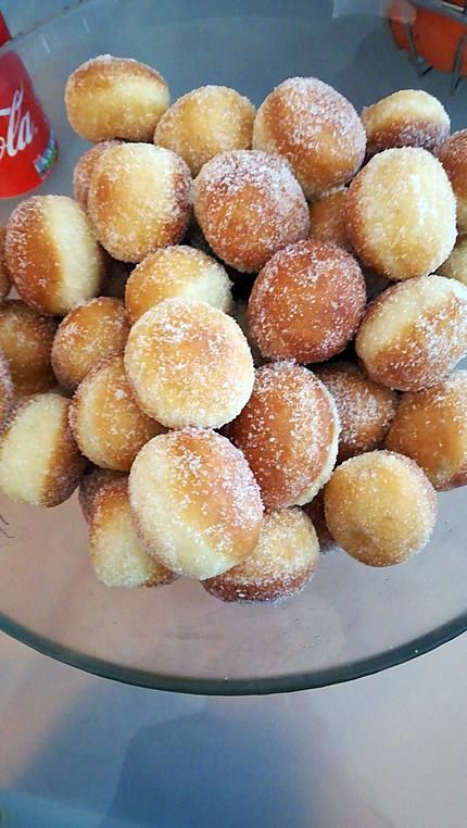 La meilleure recette de Beignets ou boule de Berlin! L'essayer, c'est l'adopter! 5.0/5 (2 votes), 2 Commentaires. Ingrédients: 500gr de Farine 2 Oeufs 20gr de sucre en poudre 30gr de levure boulangere fraiche Demi verre à thé d'huile de tournesol 1/2 c café de bicarbonate de soude 30cl de lait tiède Lobster Biscuits, Beignet Recipe, Red Lobster Biscuits, Biscuits Cookies, Red Lobster, Cookies Recipes, Donut Recipes, Bread Rolls, Beignets