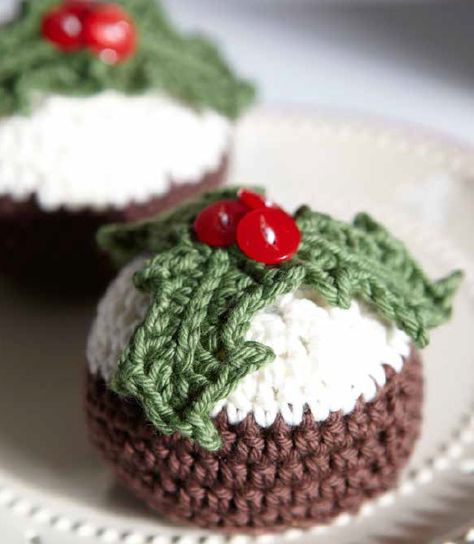 Free crochet Christmas tea cake cover pattern - Ruby & Custard Christmas Crochet Ideas, Xmas Knitting, Free Christmas Crochet, Xmas Pudding, Crochet Cake, Christmas Knitting Patterns Free, Figgy Pudding, Crocheted Christmas, Easy Christmas Ornaments