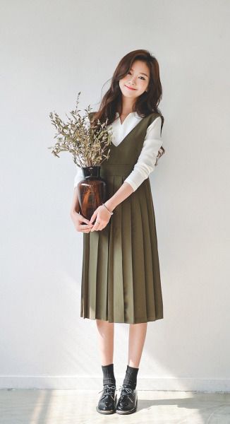 Female Pose Reference, Outfit Trends, Pose Reference Photo, Female Poses, 가을 패션, Model Poses, Modest Dresses, Latest Fashion For Women, A Dress