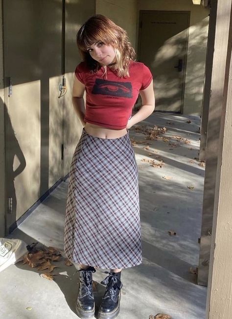 Plaid Midi Skirt Outfit, Plaid Skirt Outfit Aesthetic, Red Midi Skirt Outfit, Fits Grunge, Grunge Skirt Outfit, Summer Midi Skirt, Skirt Outfits Aesthetic, Skirt Outfit Summer, Plaid Skirt Outfit