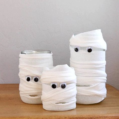 Mummy Mason Jars Mummy Jars, Halloween Container, Mummy Jar, Hallowen Ideas, School Halloween, Group Crafts, Ideas Decoracion, Halloween 5, Easy Halloween Decorations