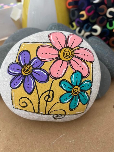 Small Stone Art, Stone Art Painting Easy, Art Painting Easy, Spring Rocks, Rock Painting Flowers, Vicks Vaporub Uses, Diy Rock Art, Rock Flowers, Painted Rock Animals