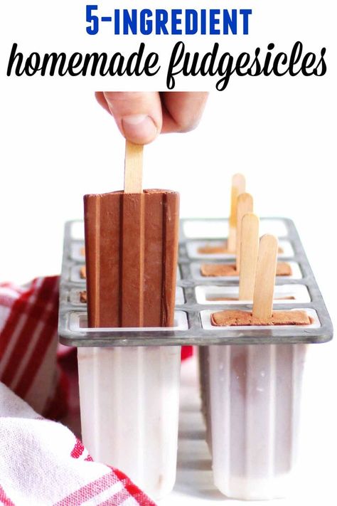 Super creamy vegan fudgesicle recipe! Healthy, yet decadent 5-ingredient fudge pops that any chocoholic will love. // Rhubarbarians // Dairy free chocolate popsicle / Homemade fudgesicle / #fudgesicle #vegan #veganchocolate #dairyfree #rhubarbarians How To Make Fudgicles, Dairy Free Fudgesicles, Fudgesicles Homemade, Popsicle Homemade, Healthy Fudgesicles, Homemade Fudgesicles, Fudgesicle Recipe, Chocolate Popsicle, Fudge Popsicles