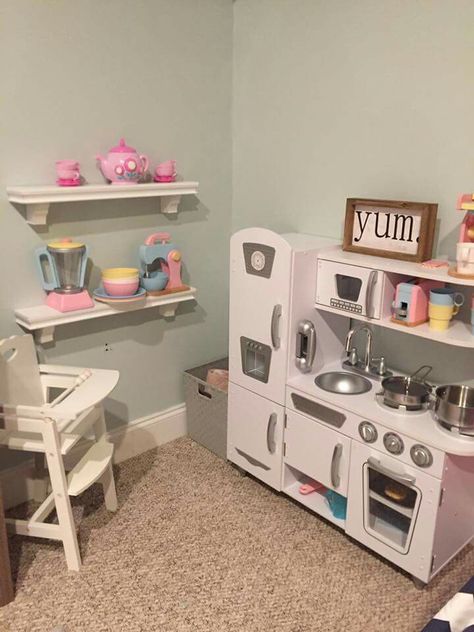 Toy Kitchen Set Up, Play Kitchen Set Up Playrooms, Baby Doll Set Up In Playroom, Kidcraft Kitchen, Kitchen Play Area, Playroom Organizing, Girls Kitchen Set, Kidkraft Kitchen, Playroom Area