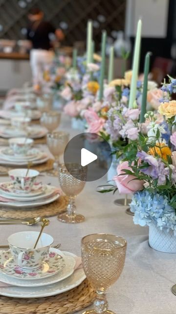 Bridal Tea Party Backdrop, Baby In Bloom Tablescape, Baby In Bloom Table Setting, Tea Party Backdrop Ideas, Baby In Bloom Table Decor, Backdrop Balloons, Round Table Decor, Baby In Bloom, Brunch Buffet