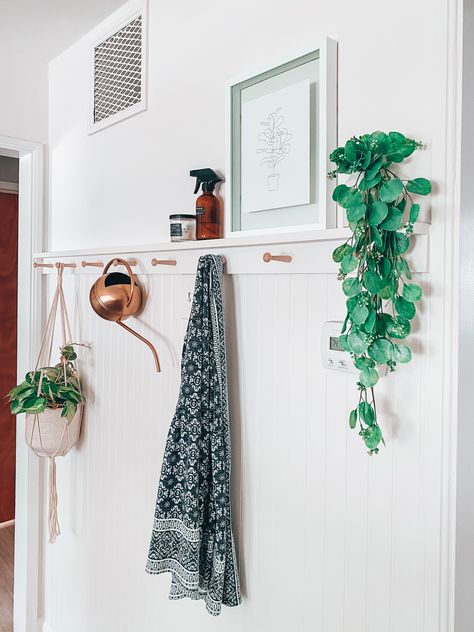 This Beadboard Feature Wall solution is gorgeous and still useful for some storage! The wall leading to our kitchen was awkward and hard to decorate... Beadboard Entryway, Beadboard Wall, Shaker Peg Rail, Diy Beadboard, Peg Wall, Bead Board Walls, Hallway Makeover, Shaker Pegs, Luxurious Interior Design