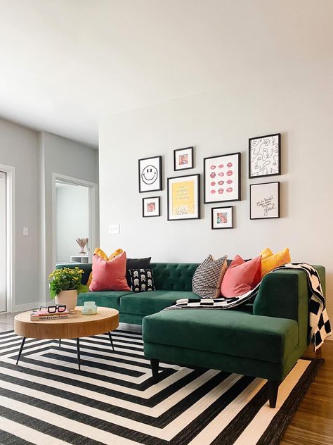 Apartment Decor Green Couch, Bright Living Room With Emerald Sofa, Small Apartment Living Room Green Couch, Green Sofa Ideas, Green Sofa Maximalist, Green Couch Retro Living Room, Green Velvet Sofa Living Room, Green Couch Living Room, Velvet Sofa Living Room