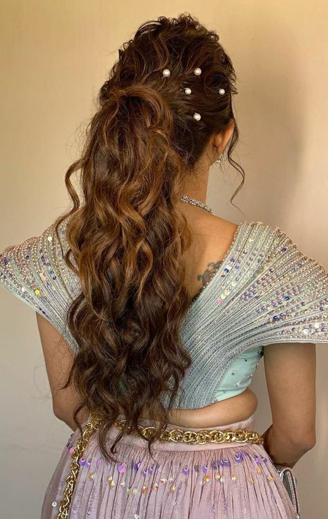 Indian Curls Hairstyles, Hairstyle On Crop Top, Pony Tailed Hairstyle Wedding Indian, Crop Top Lehenga Hairstyles, Mehandi Hairstyles For Bride, Messy Ponytail Hairstyles Indian, Pony Hairstyles Wedding Indian, Hairstyle With Mangtika, Latest Hairstyles With Lehnga