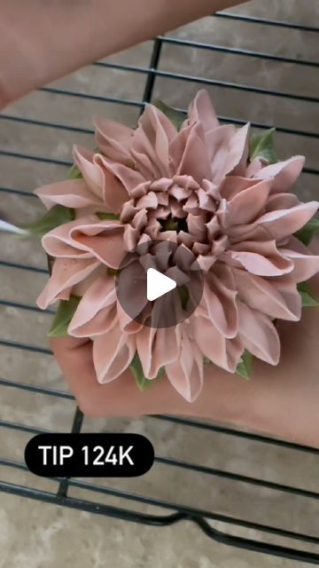 Buttercream Dahlia, Piped Flowers, Cake Decorating Tutorials Videos, Buttercream Flowers Tutorial, Cupcake Flower Bouquets, Cupcake Flowers, Flower Piping, Flower Cake Design, Cake Decorating Flowers